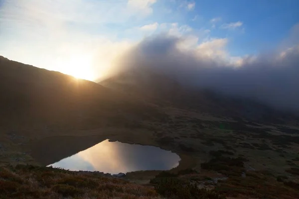 Vista serale di Ucraina Carpazi montagne e lago — Foto Stock