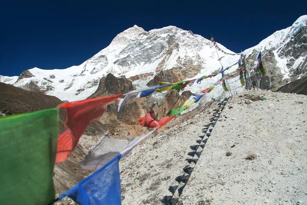 Makalu hegy és buddhista imazászlók, Nepál Himalája — Stock Fotó