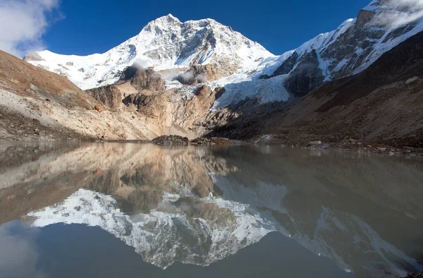 Makalu spegling i sjön, Nepal Himalaya — Stockfoto