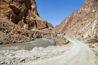 Pamir karayolu Panj nehri ve Pamir dağları