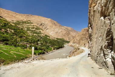 Pamir karayolu Panj nehri ve Pamir dağları