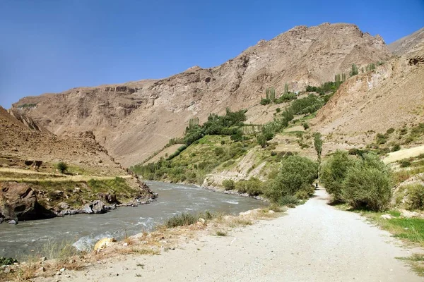 Ο αυτοκινητόδρομος Pamir Panj ποταμός και τα όρη Pamir — Φωτογραφία Αρχείου