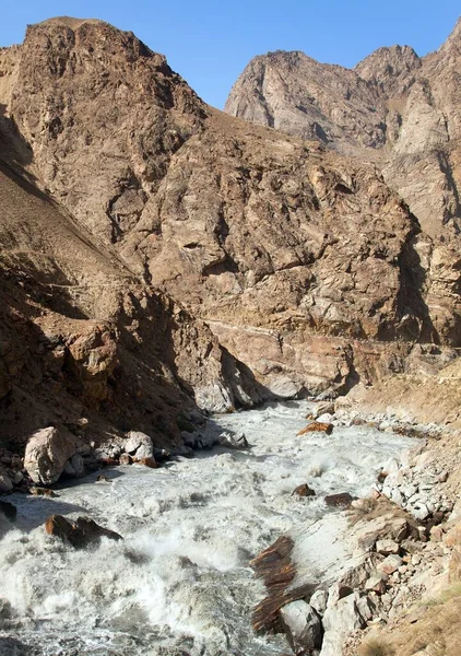 Rapides de la rivière Panj et des montagnes du Pamir — Photo