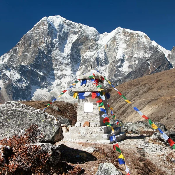 Mount Arakam Tse och böneflaggor och minnesmonument — Stockfoto