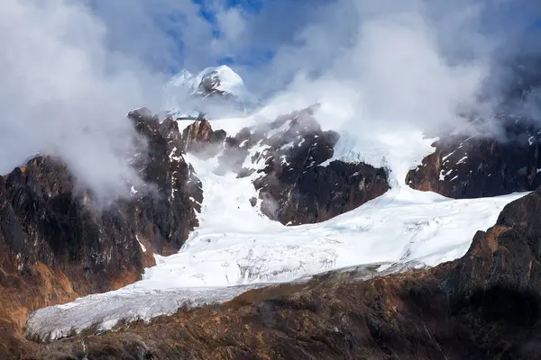 Glacial bergsutsikt från Choquequirao vandringsled — Stockfoto