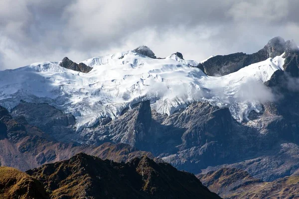 Vista sulle montagne glaciali dal sentiero di trekking Choquequirao — Foto Stock