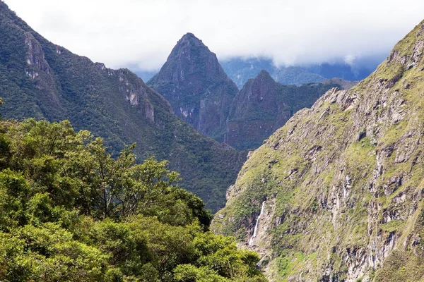 Huayna Picchu山和Machu Picchu inca镇的寺庙 — 图库照片