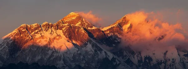 Gunung Everest dan Lhotse Pemandangan berwarna merah matahari terbenam — Stok Foto