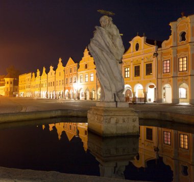 Telc veya Teltsch Şehir Meydanı görünümünü akşam