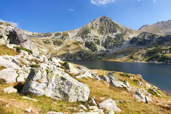 Bucura sjön och Retezat bergen, Rumänien — Stockfoto