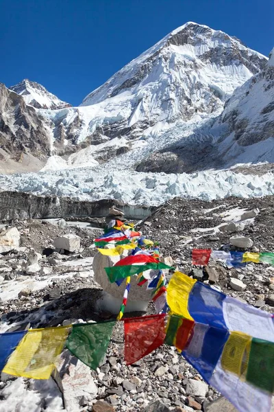 Mount Everest basiskamp gebedsvlaggen Nepal Himalaya — Stockfoto