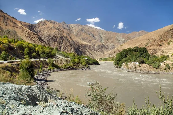 Rivière Panj et montagnes du Pamir . — Photo