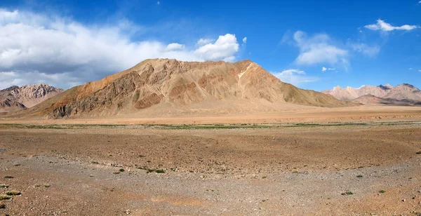 Pamir montanhas Paisagem em torno da estrada Pamir — Fotografia de Stock