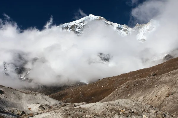 Peak 7 VII in the middle of clouds, Himalayas mountains — Stock Photo, Image