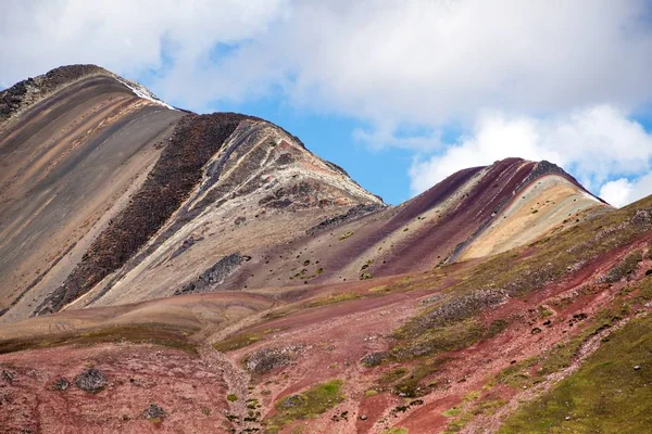Montañas arcoíris en Perú, Andes peruanos — Foto de Stock