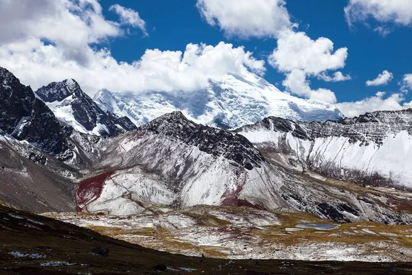 Ausangate trek, Peruvian Andes lands — стоковое фото