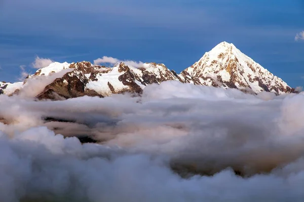 Abendblick auf den Berg Salkantay inmitten von Wolken — Stockfoto