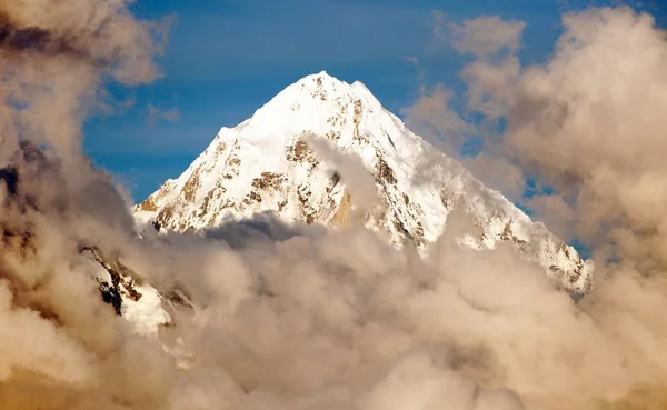 Evening view of Mount Salkantay in the middle of clouds — Stock Photo, Image
