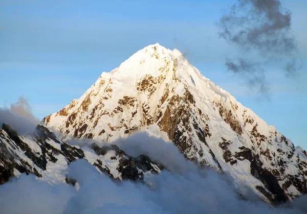 Malam hari pemandangan Gunung Salkantay di tengah awan — Stok Foto