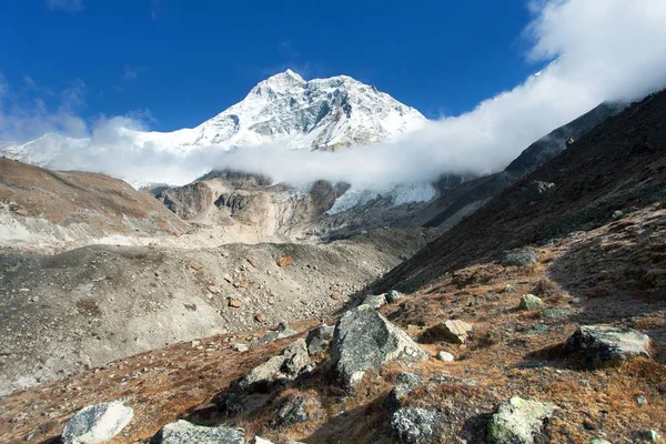Mount Makalu with clouds, Nepal Himalayas mountains — Stock Photo, Image
