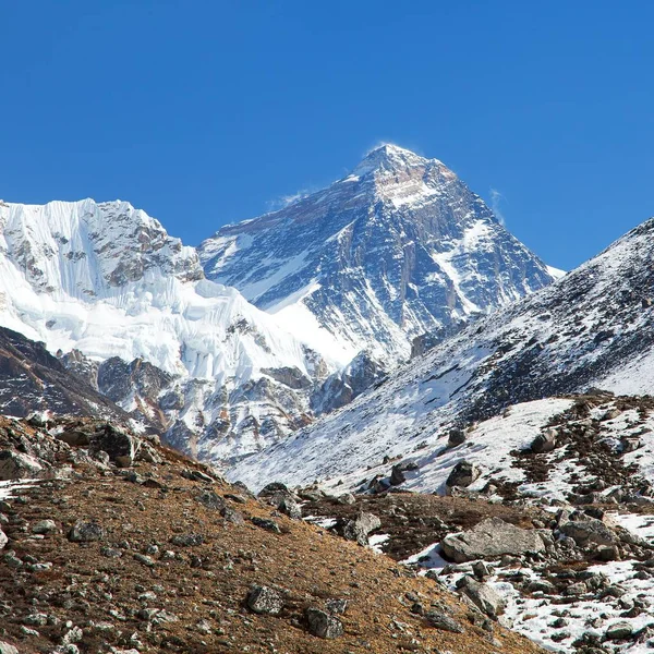 珠穆朗玛峰从喜马拉雅山的高丽山谷出发 — 图库照片