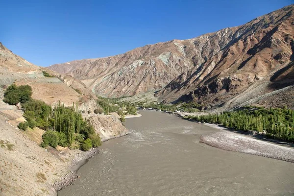 Pamir Highway Panj River en Pamir bergen — Stockfoto