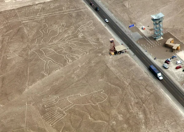 Baum und Hände Geoglyphen, Nazca geheimnisvolle Geoglyphen — Stockfoto