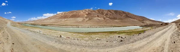 Vista panorámica del río Pamir y del camino sin pavimentar de los pamires — Foto de Stock