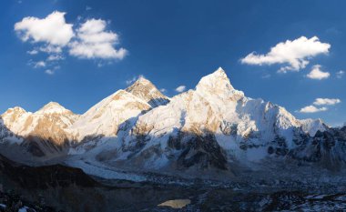 Everest Dağı akşam gün batımı panoramik görünümü