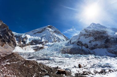 Sabah güneşi Everest Dağı, lhotse ve Nuptse yukarıda