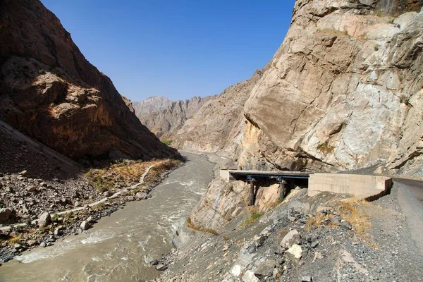 파미르 고속도로 판지 강과 파미르 산맥 — 스톡 사진