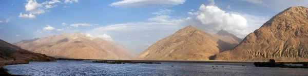 Panj rio e montanhas Hindukush vista panorâmica — Fotografia de Stock