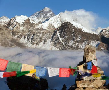 Everest Dağı ve Lhotse Budist dua bayrakları ile