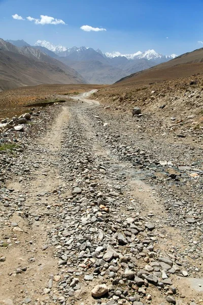 Estrada não pavimentada em Tajiquistão, vale de Wakhan, Pamir — Fotografia de Stock