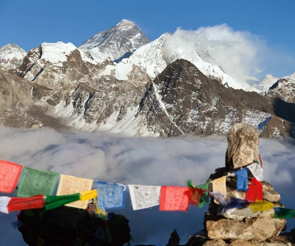 Monte Everest y Lhotse con banderas de oración budistas — Foto de Stock