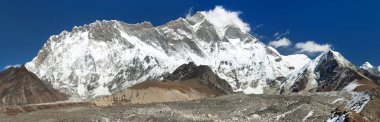 Lhotse Dağı ve Nuptse Güney Kayası Himalayalar 'a bakıyor