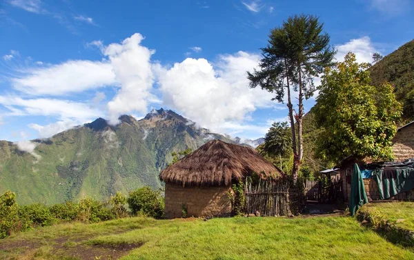 Budynek domu, widok z Choquequirao trek — Zdjęcie stockowe