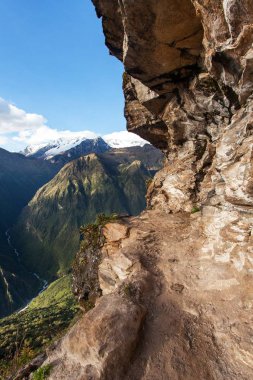 patika ve kaya yüzeyi, Saksarayuq Dağı, And Dağları