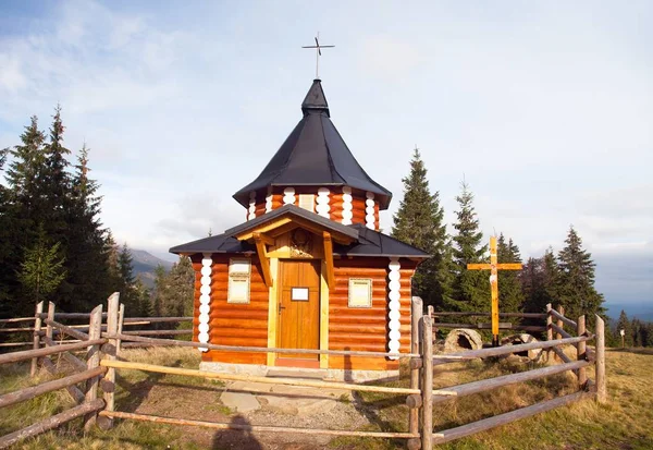 Piccola chiesa di legno in Ucraina montagne carpatiche — Foto Stock