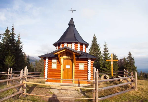 Small wooden church in Ukraine carpathian mountains — Stock Photo, Image