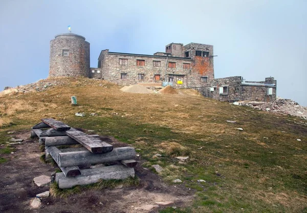 Observatorium ruïnes Pip Ivan op de top van de berg Pip Ivan — Stockfoto
