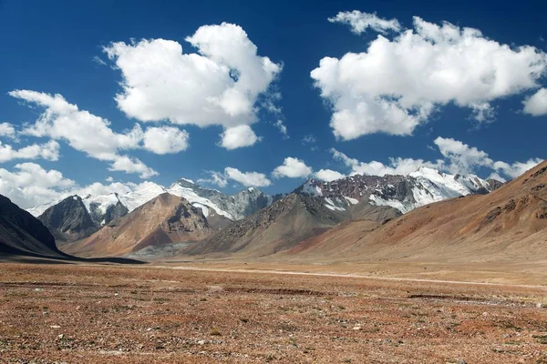 Pamir hegyvidéki terület Tádzsikisztánban a Pamir autópálya közelében — Stock Fotó