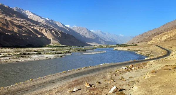 Panj rivier en Pamir gebergte, Amu Darya rivier — Stockfoto