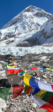 Everest Dağı 'nın ana kampı Nepal Himalayaları için dua ediyor.