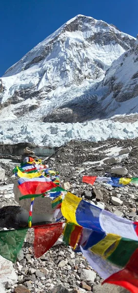 Mount Everest alaptábor ima zászlók Nepál Himalája — Stock Fotó