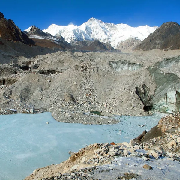 Vista del monte Cho Oyu y el lago sobre el glaciar Ngozumba —  Fotos de Stock