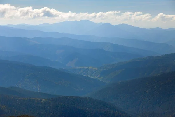 Ukraina Karpaattien vuoret, sininen näköaloja — kuvapankkivalokuva
