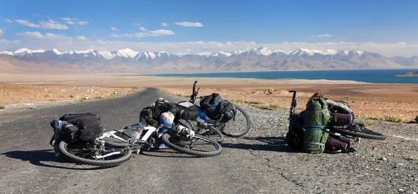 Três bicicletas na estrada Pamir, montanhas Pamir — Fotografia de Stock