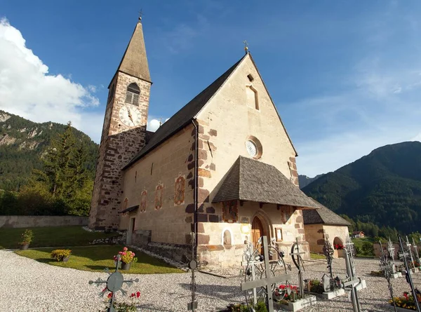 Small church in St. Magdalena or Santa Maddalena — Stock Photo, Image