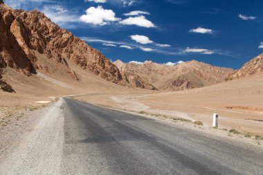 Pamir karayolu veya pamirskij trakt.